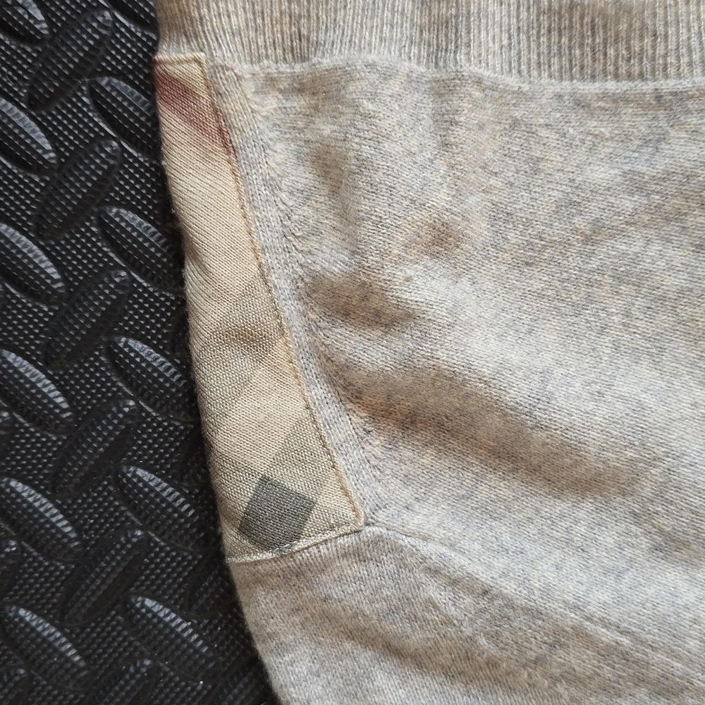 Burberry Men's Cashmere v-neck sweater- XL - Picture 2 of 5